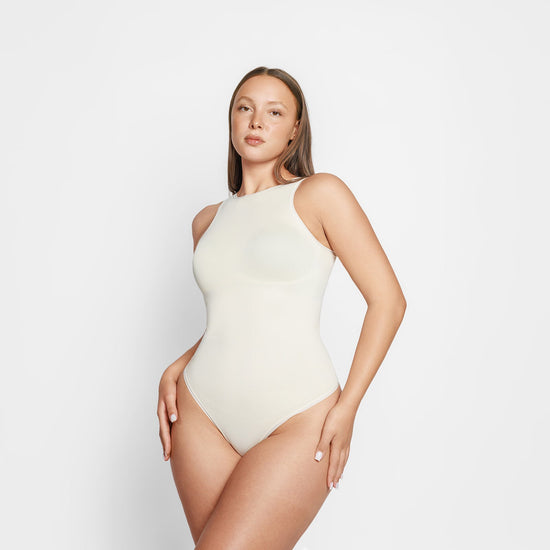 Chloe Tanga Bodi Koji Oblikuje Figuru — Nude