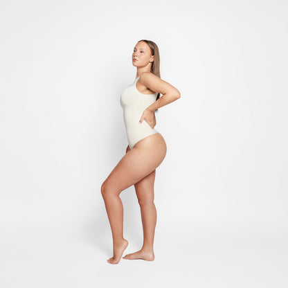 Chloe Tanga Bodi Koji Oblikuje Figuru